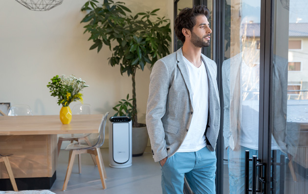 Une personne profite de l'air pur à l'intérieur