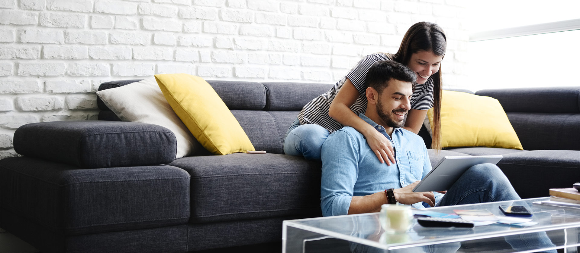 Un couple devant une tablet